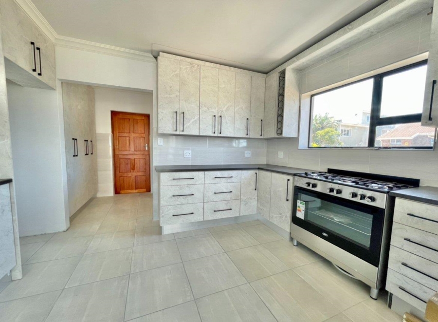 5 Bedroom Property for Sale in Wavecrest Eastern Cape